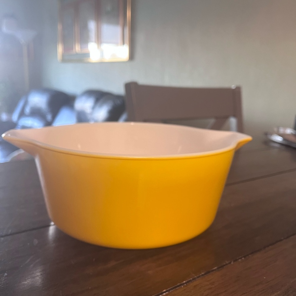 Vintage Pyrex 475-B Casserole Dish 2.5 Qt — Yellow with White Interior